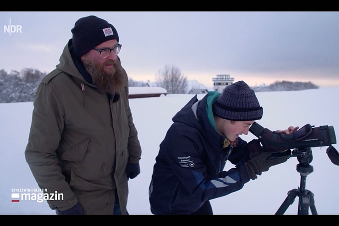 Carsten Prehn und Frieda Schönleben mit Fernrohr im Schnee