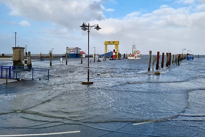 Hochwasser im Hafen Strucklahnungshörn