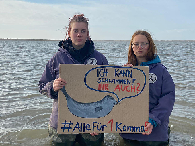 Freiwilligen-Team aus St. Peter-Ording mit Plakat