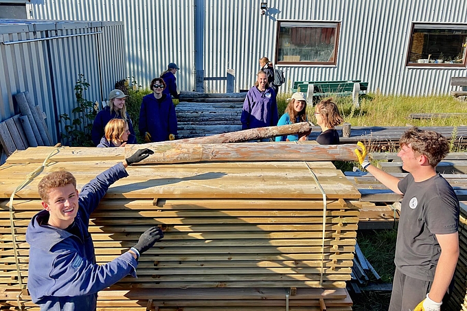 Freiwillige mit Holzpfählen