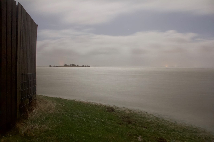 Blick über mondhelles Wasser nach St. Peter-Ording