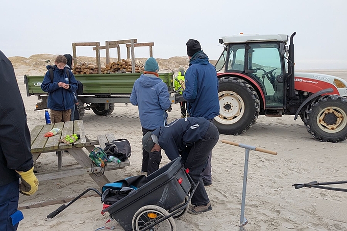 Team mit Trecker bei der Mittagspause Team mit Trecker bei der Mittagspause