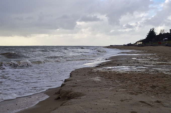 Wellen schlagen auf den Strand bei Wyk