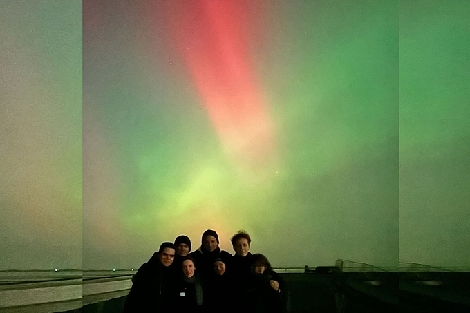 Teamfoto im Schein des Polarlichts
