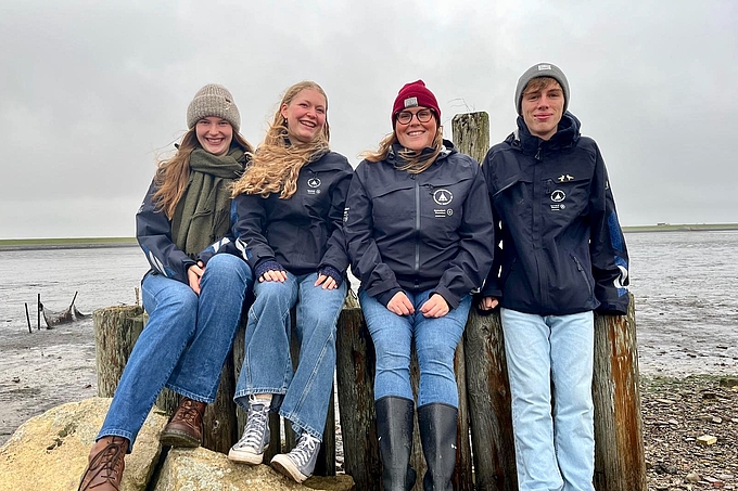 Vier Personen am Watt