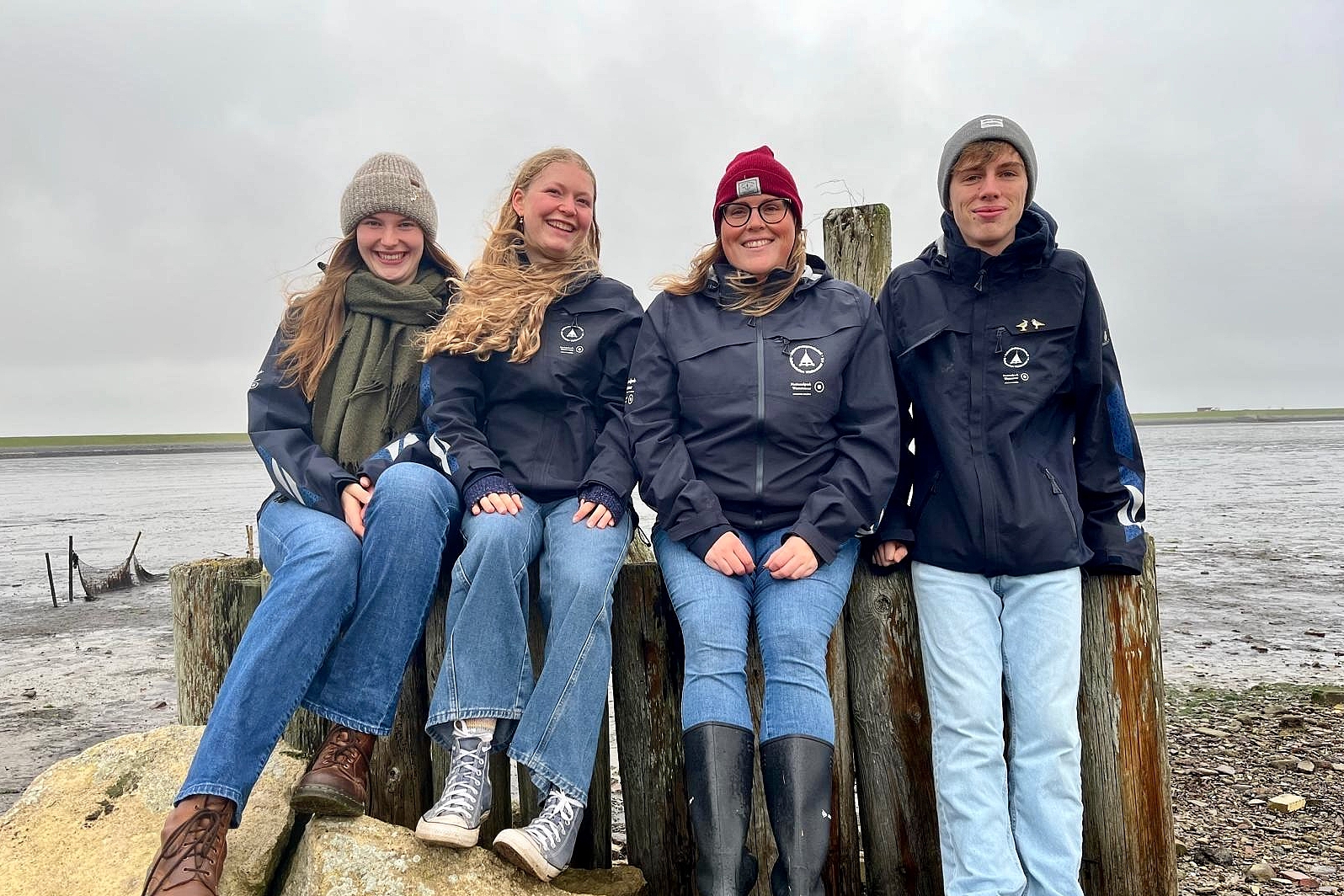 Vier Personen am Watt