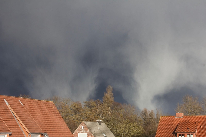 Helle Schneeschwaden vor dunklen Wolken