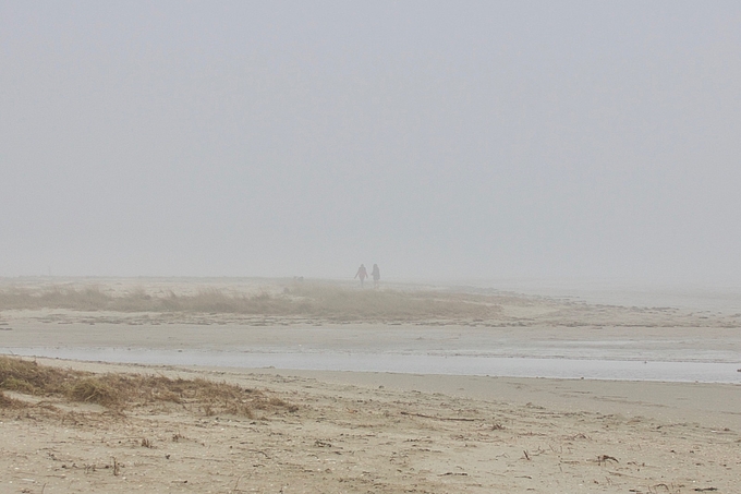 Strandwanderer im Nebel