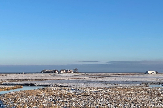 Blick vom Seminarhaus Langeneß auf die verschneite Hallig