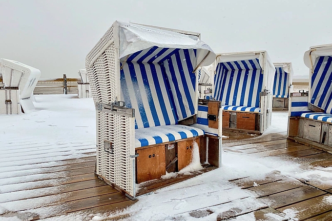 Strandkörbe im Schnee