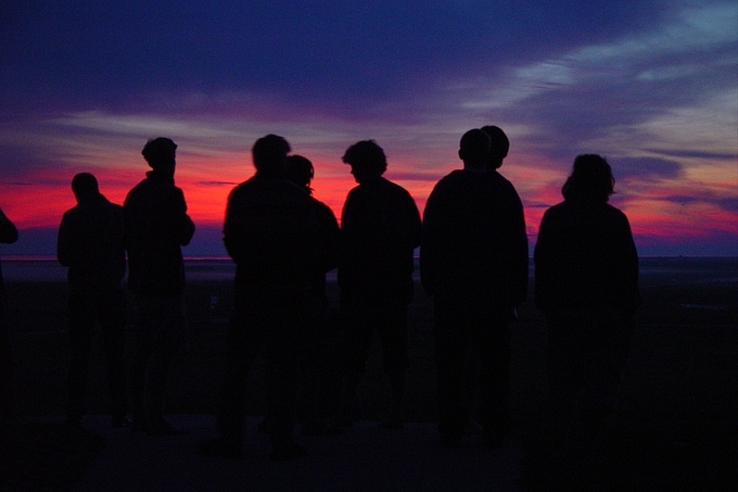 Personen in der Abenddämmerung