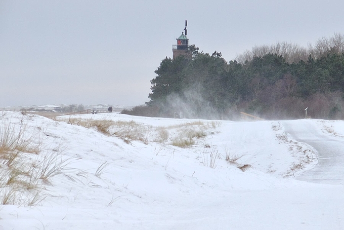 Schnee wirbelt vor Böhler Leuchtturm