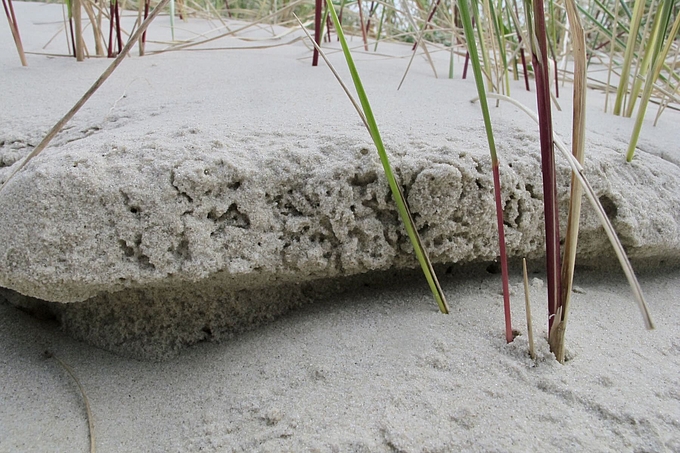 Durchlöcherter Sand