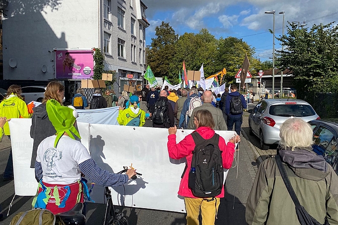 Beginn der Demonstration nah am Bahnhof