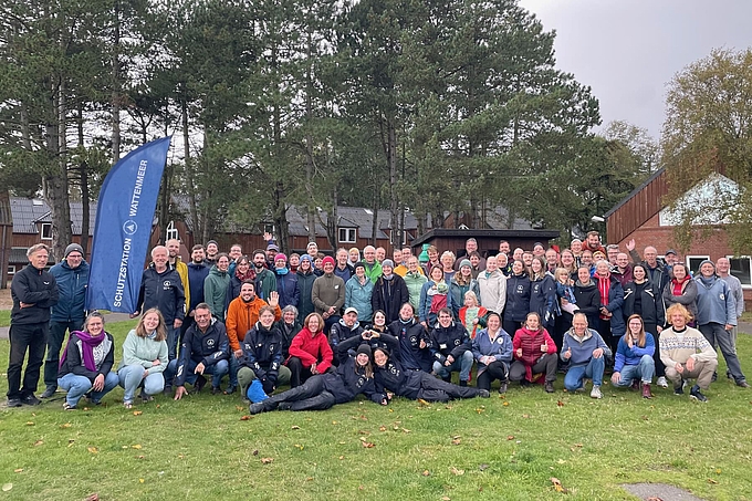 Viele Personen mit Vereinsflagge Viele Personen mit Vereinsflagge