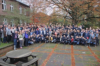 Gruppenbild vor dem Christian-Jensen-Kolleg