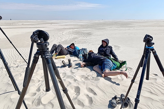 Team ruht sich auf dem Sand aus