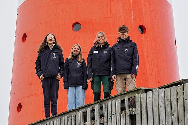Gruppenbild vor dem Turm Gruppenbild vor dem Turm