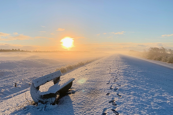 Dünen vor St. Peter mit Schnee, Sonne und Nebel