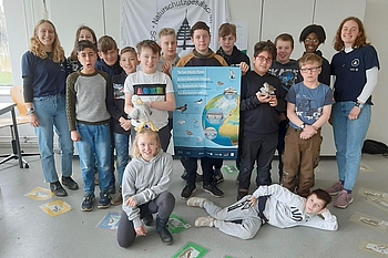 Gruppenbild mit Klasse und Freiwilligen