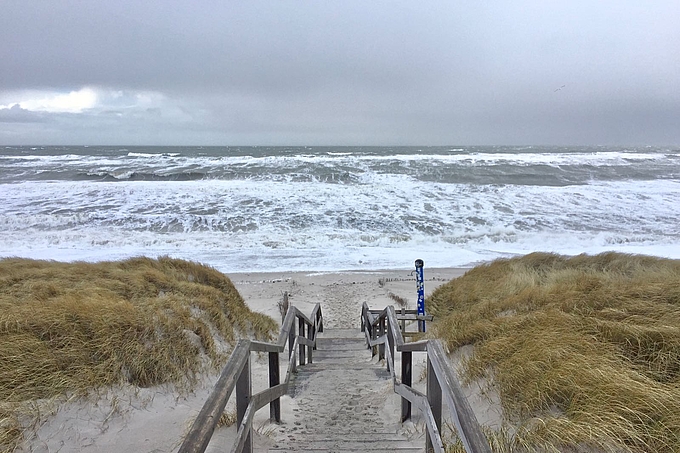 Blick von den Dünen auf die Brandung vor Sylt