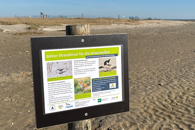 Infotafel an der Schutzzone - im Hintergrund der E-Zaun Infotafel an der Schutzzone - im Hintergrund der E-Zaun