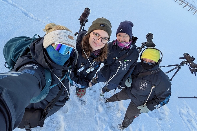 Freiwillige in Winterkleidung vor Vogelzählung
