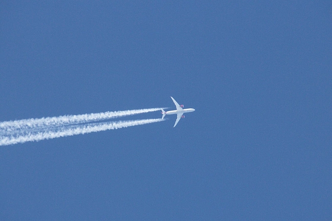 Verkehrsflugzeug in großer Höhe