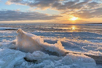 Eisschollen vor St. Peter-Ording im Abendlicht