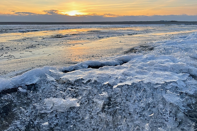 Eis in Kristallen und dünnen Flächen im Abendlicht
