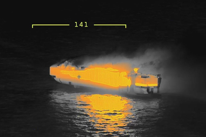 Wärmebild mit großen gelb leuchtenden Bereichen des Schiffs