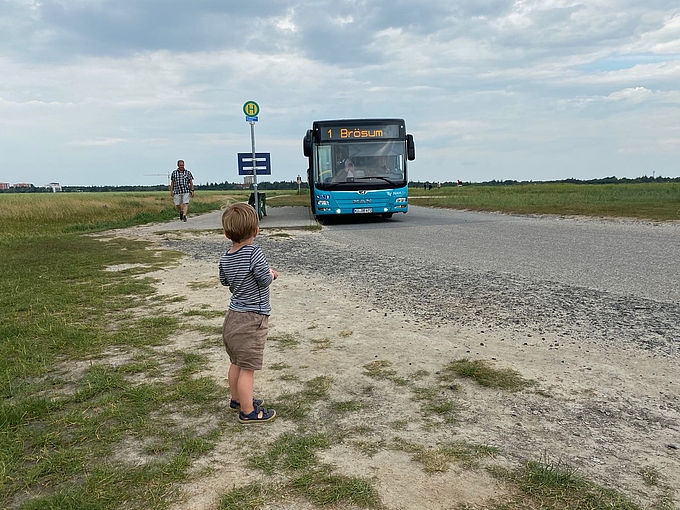 Bus vor der Haltestelle St. Peter-Süd