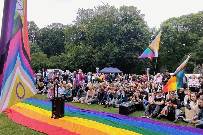 Demo mit Regenbogenflaggen Demo mit Regenbogenflaggen