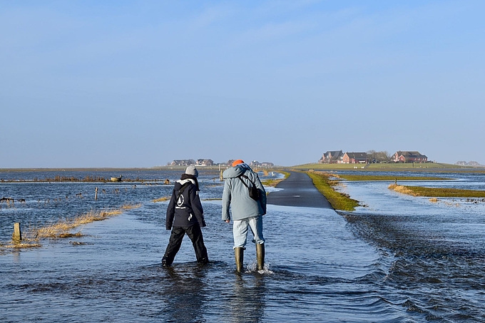 Zwei Freiwillige nach Landunter auf der Hallig