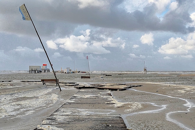 Blick auf nassen Strand