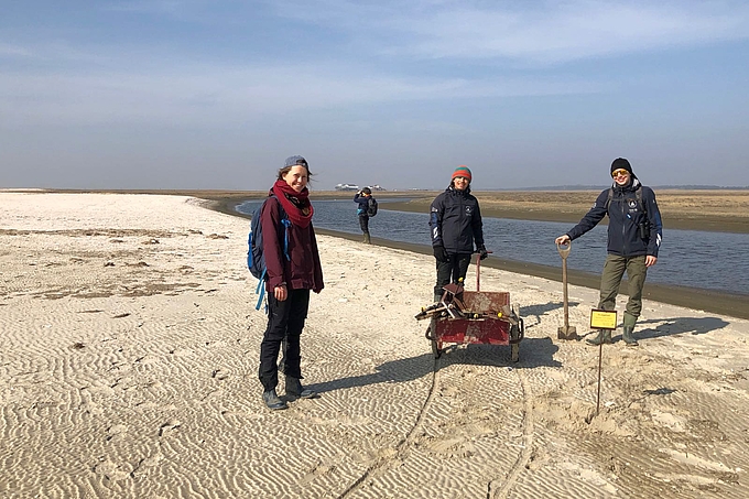 Mit Handwagen in lockerem Sand