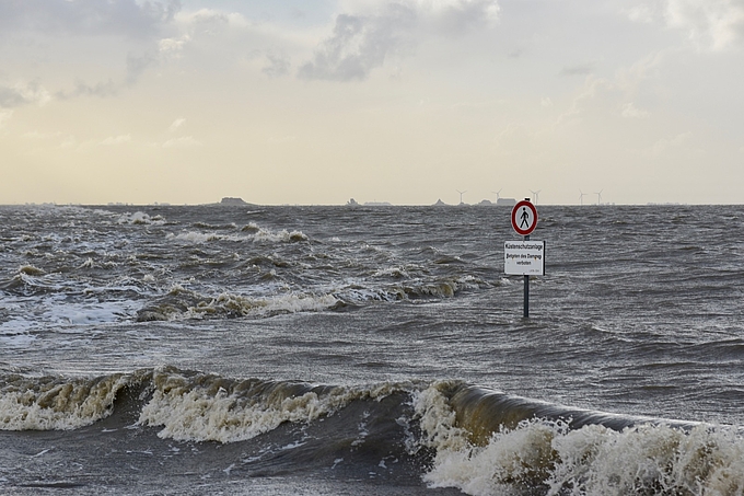 Überspülter Damm zur Hallig Nordstrandischmoor