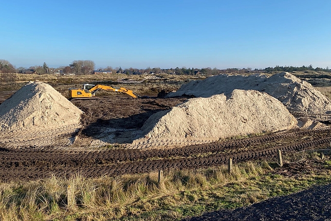 Bagger mit Sandwällen