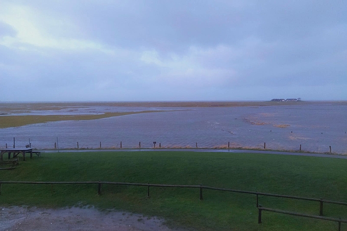 Blick auf die großteils überspülte Hallig