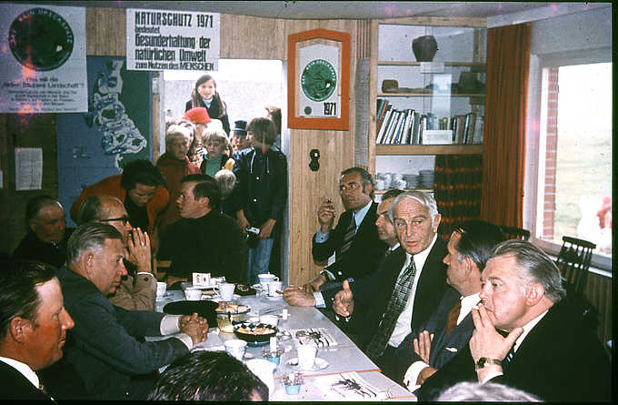 Besuch von Prof. Bernhard Grzimek 1971 bei der Schutzstation Wattenmeer auf Hooge