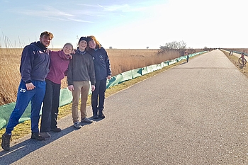 Team vor dem fertigen Zaun