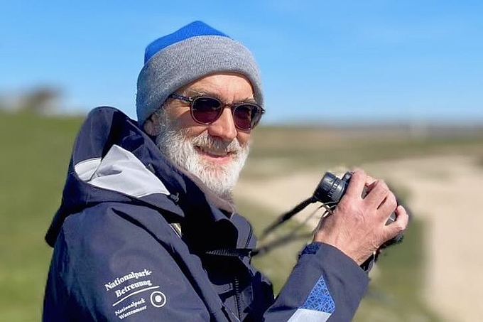 Manfred mit Fernglas am Deich