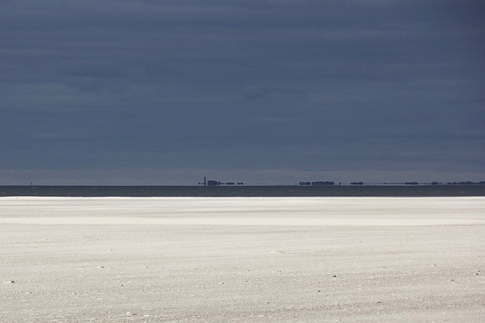 Fliegender Sand vor dunklem Himmel