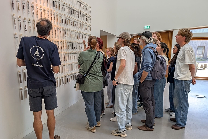 Freiwillige in der Ausstellung