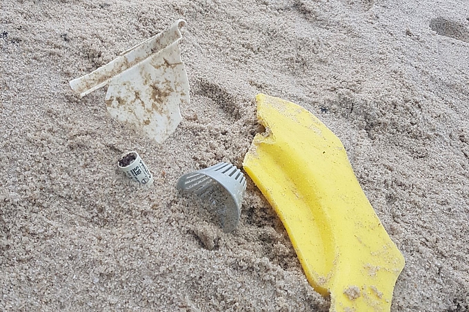 Plastikteile im Sand