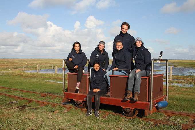 Freiwilligen-Team in Wetterjacken