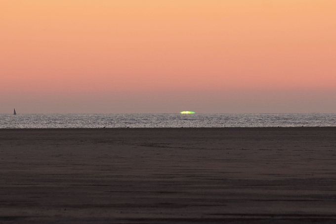 Letzte Sonnenstrahlen gelb und grün