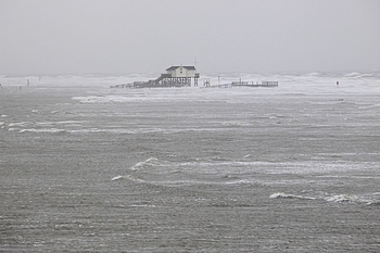Pfahlbau in hohen Wellen
