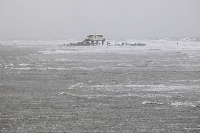 Pfahlbau in hohen Wellen