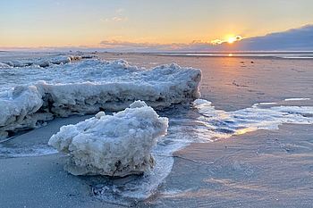 Eisschollen vor dem Sonnenuntergang